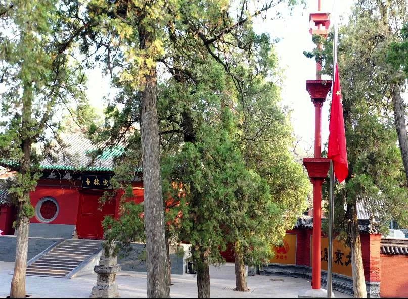 庚子清明,少林寺降半旗为新冠肺炎逝者默哀