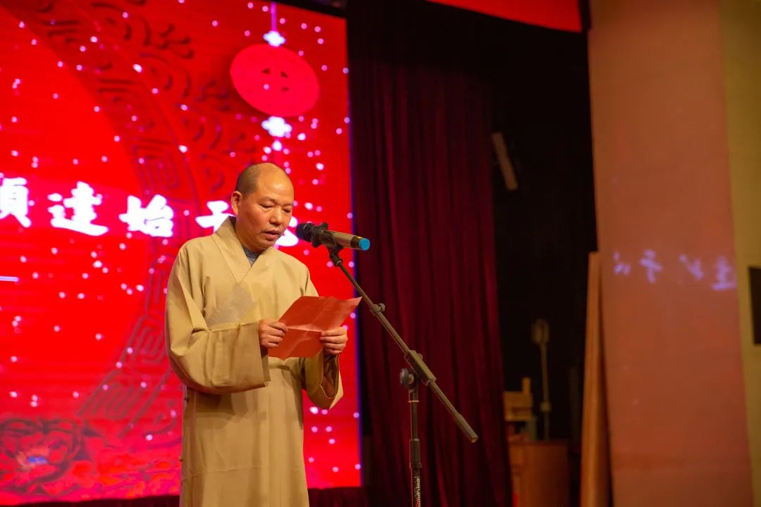 玉佛禅寺向市民捐赠头盔1000顶，每一顶都是平安吉祥的护佑！