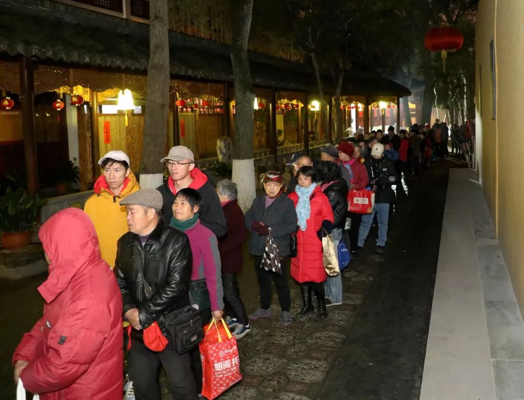 释迦摩尼成道日,寒山寺慈悲利众,广施佛粥