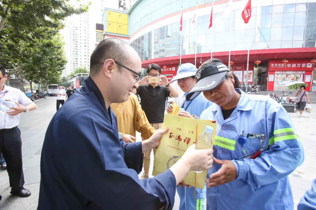 炎炎三伏送清凉，玉佛禅寺联合觉群文教基金会慰问交警和环卫工人