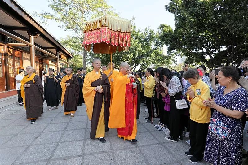 南普陀寺隆重举行己亥年无遮水陆法会熏坛洒净仪式