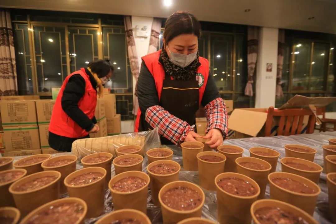 今年栖霞古寺腊八粥很特别：有料有劲道更有温暖