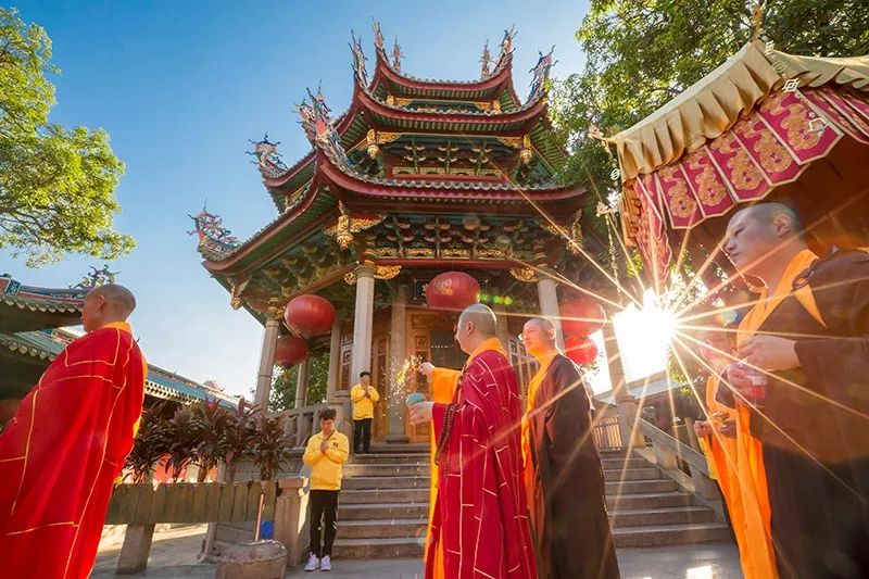 南普陀寺隆重举行己亥年无遮水陆法会熏坛洒净仪式