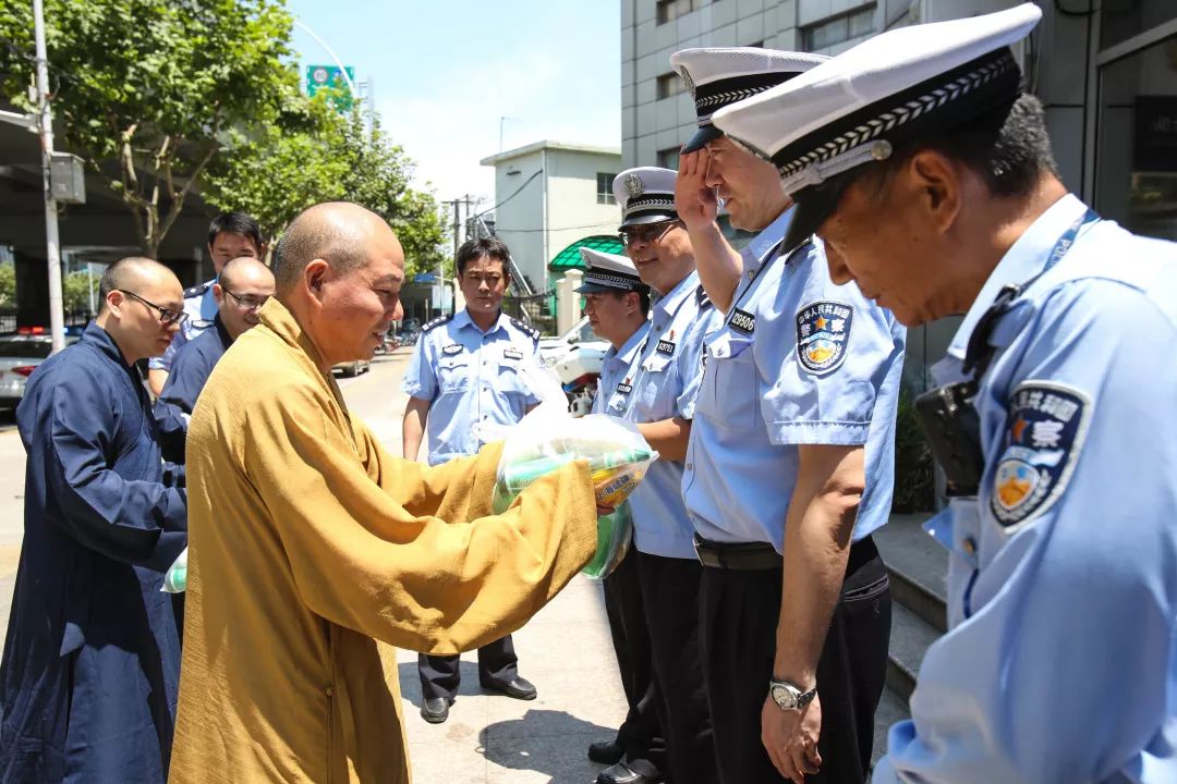 炎炎三伏送清凉，玉佛禅寺联合觉群文教基金会慰问交警和环卫工人