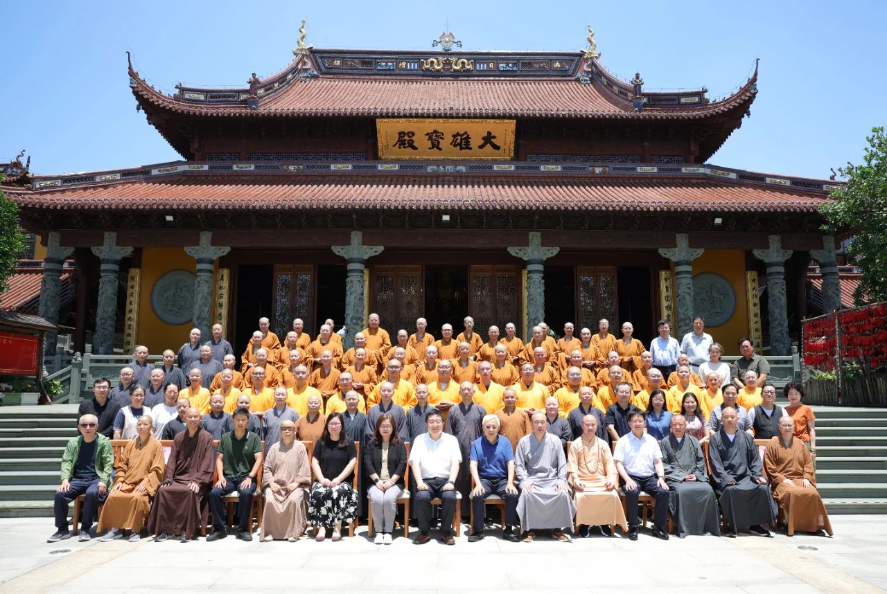 上海佛学院举行2025届学僧毕业典礼