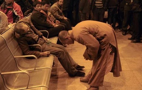 为陌生人祈福 与生命赛跑…这些僧人的暖心之举治愈了无数人