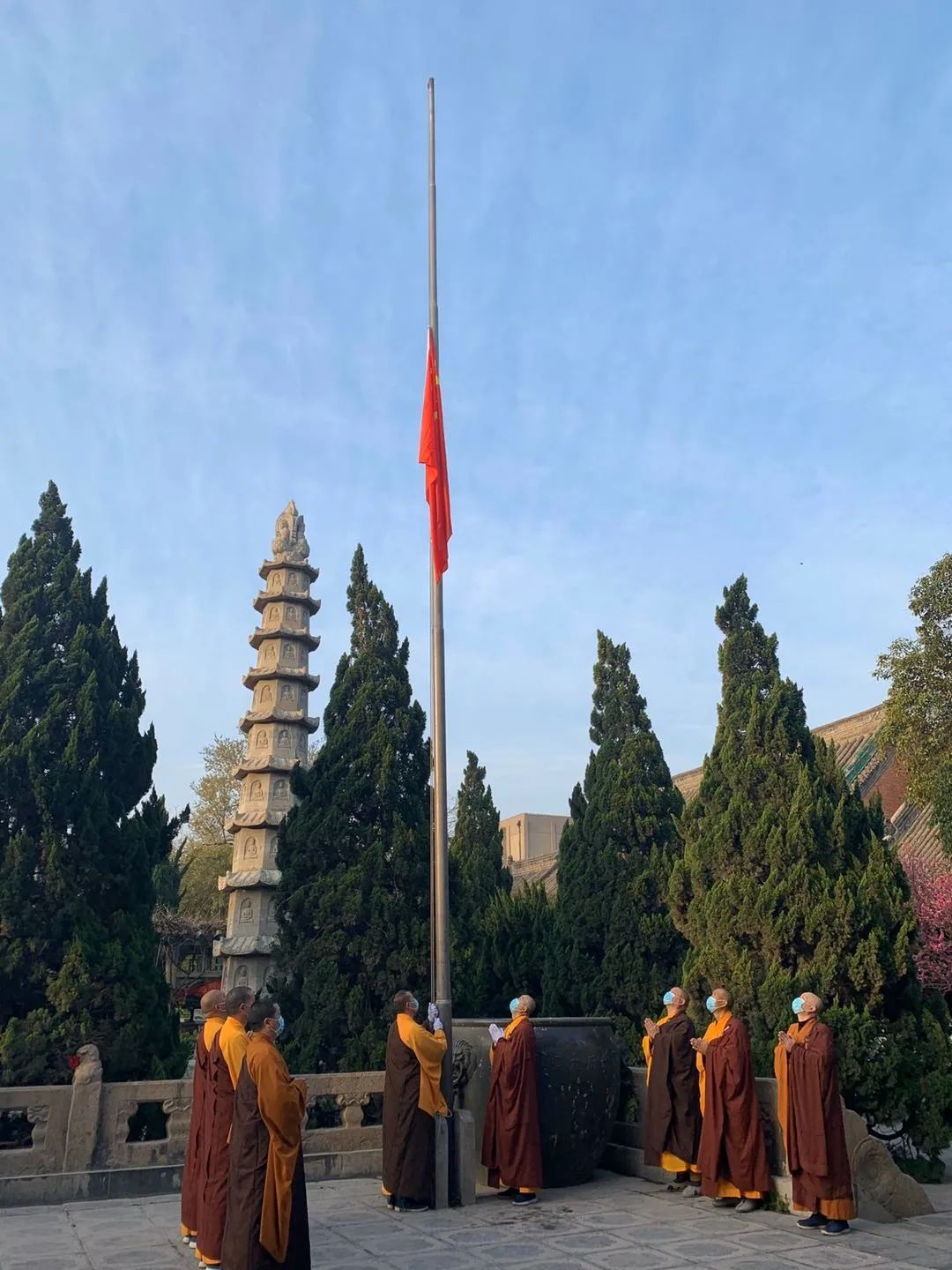 清明祭,大相国寺降半旗志哀,悼念烈士,缅怀同胞。