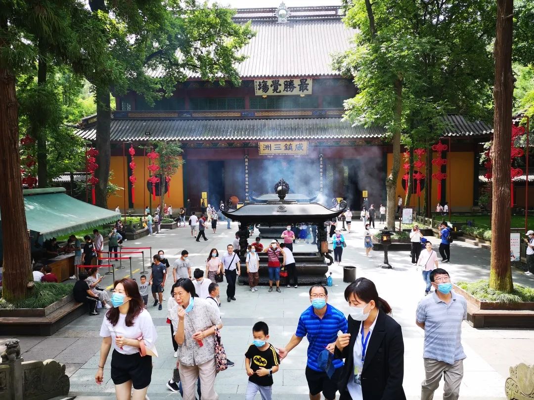 杭州灵隐寺恢复开放 喜迎八方游客 绷紧疫情防控这根弦