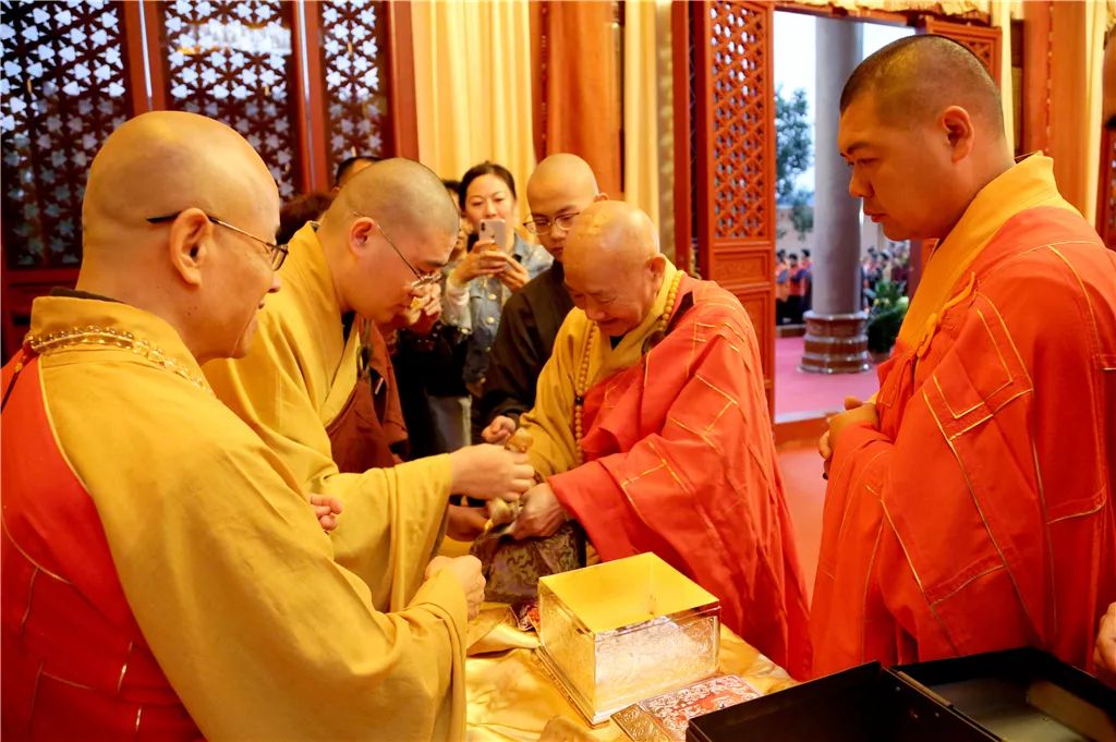 弘法寺隆重举行恭送本焕长老舍利赴湖北黄冈斗方禅寺永久安奉法会