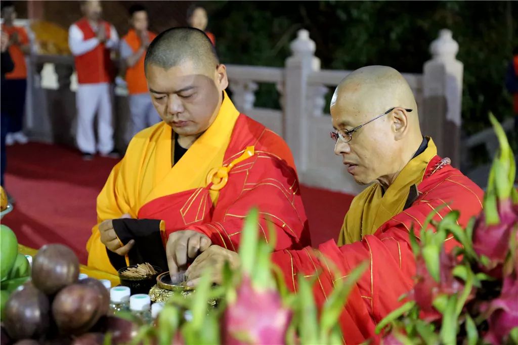 弘法寺隆重举行恭送本焕长老舍利赴湖北黄冈斗方禅寺永久安奉法会