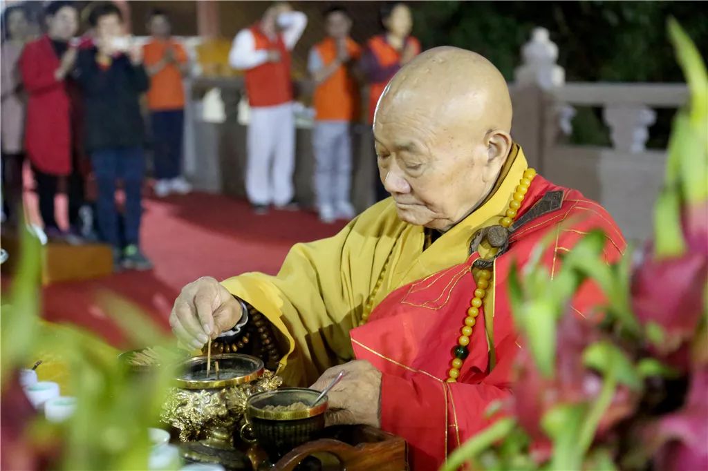 弘法寺隆重举行恭送本焕长老舍利赴湖北黄冈斗方禅寺永久安奉法会