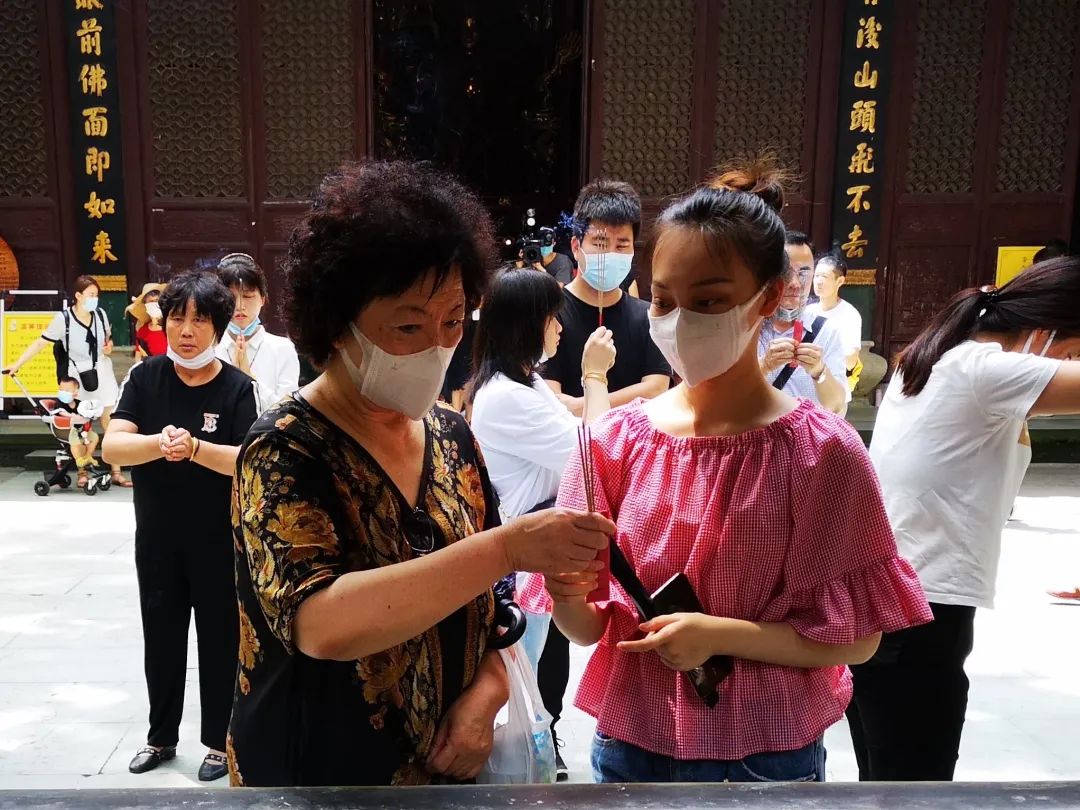 杭州灵隐寺恢复开放 喜迎八方游客 绷紧疫情防控这根弦