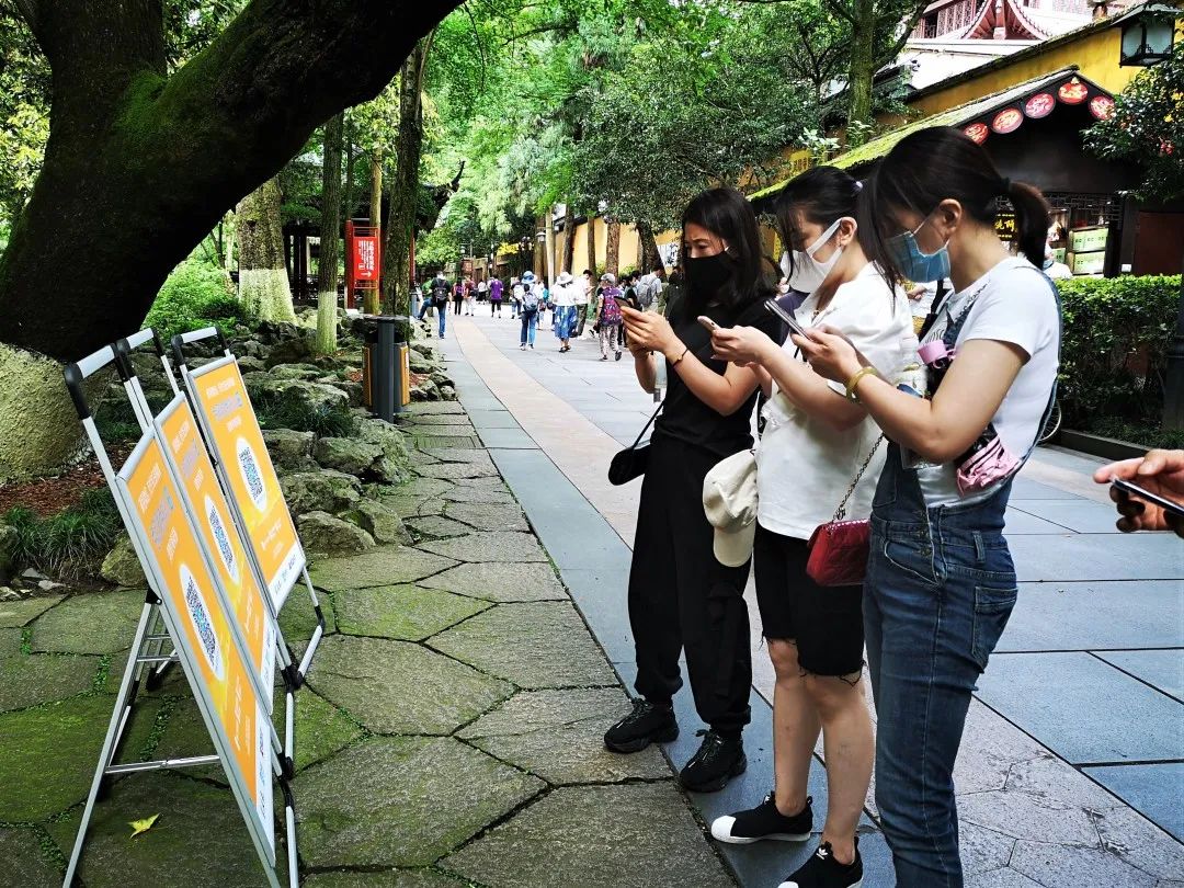杭州灵隐寺恢复开放 喜迎八方游客 绷紧疫情防控这根弦