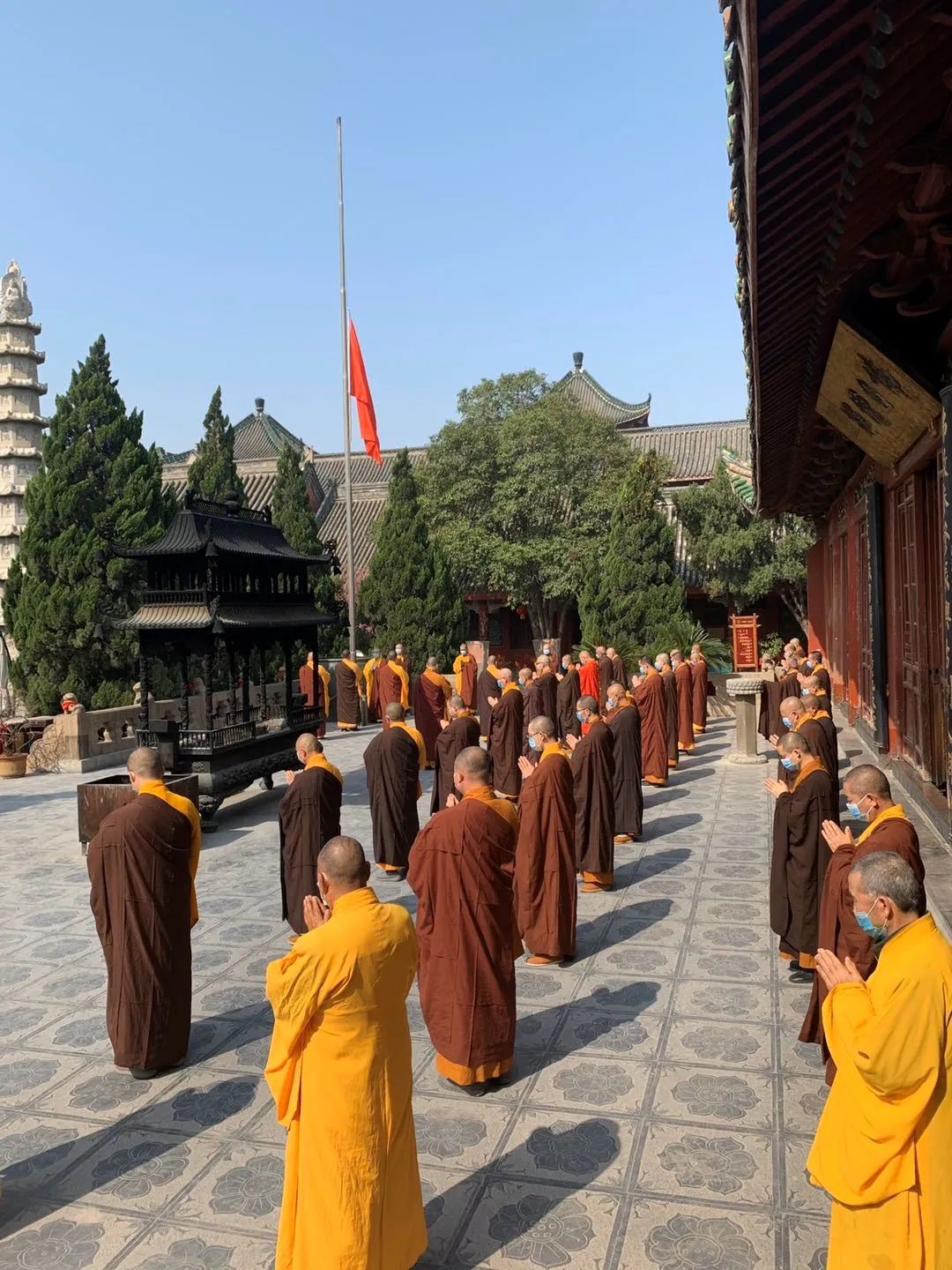 清明祭,大相国寺降半旗志哀,悼念烈士,缅怀同胞。