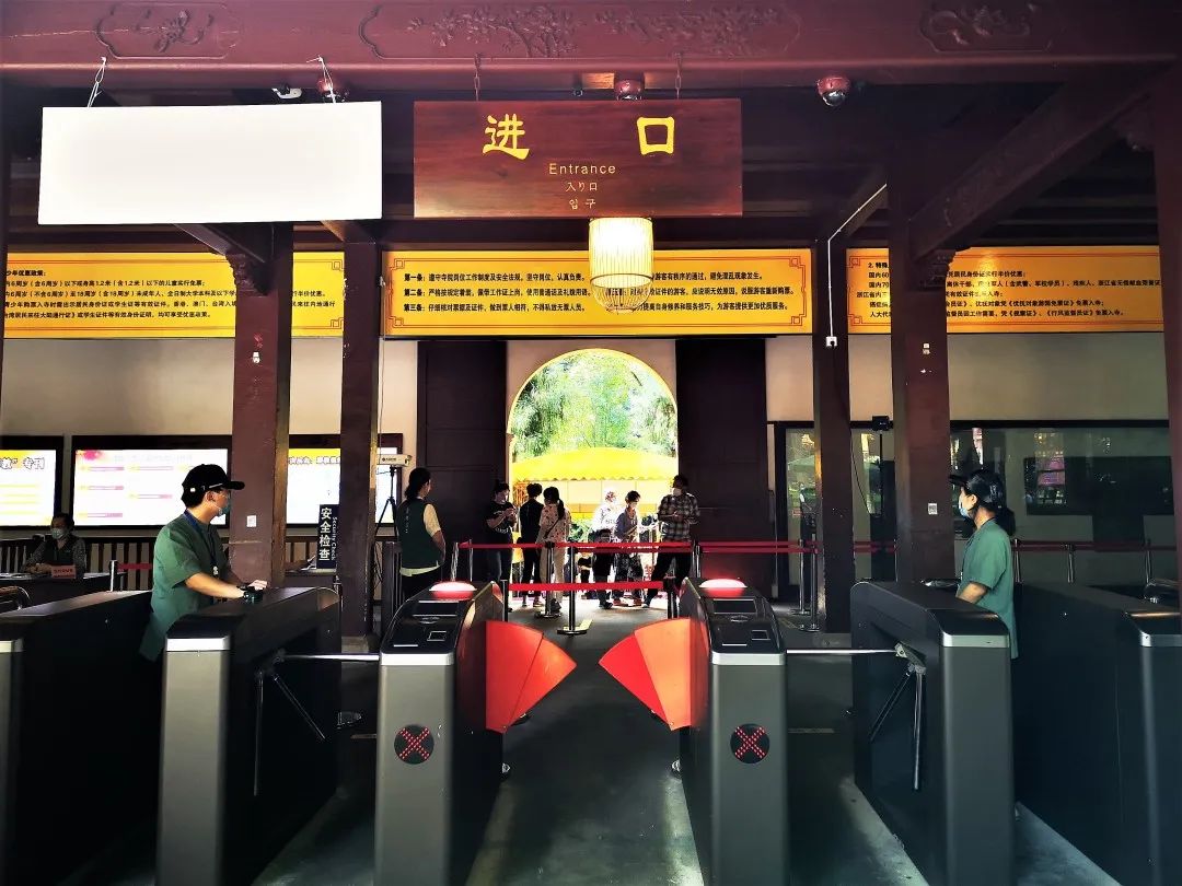 杭州灵隐寺恢复开放 喜迎八方游客 绷紧疫情防控这根弦