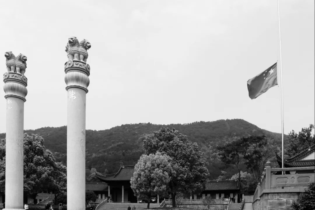 今晨,宁波佛教场所自发响应,降半旗致哀!