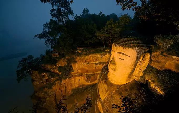 暖心!消防员背86岁老人爬栈道 乐山大佛为何如此吸引人