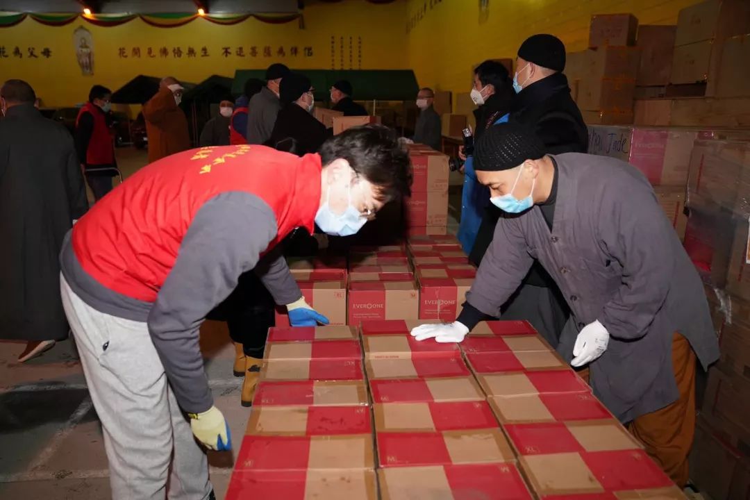 从十方来，到一线去！上海玉佛禅寺从海外筹集的第二批医疗物资凌晨抵沪