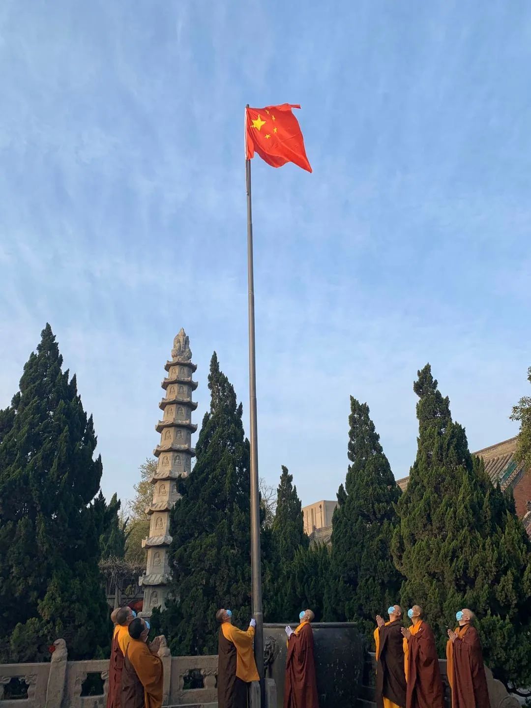 清明祭,大相国寺降半旗志哀,悼念烈士,缅怀同胞。