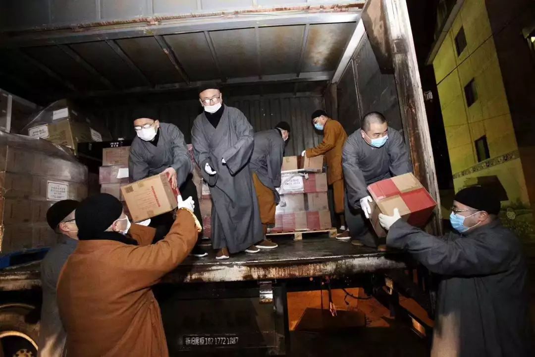 从十方来，到一线去！上海玉佛禅寺从海外筹集的第二批医疗物资凌晨抵沪