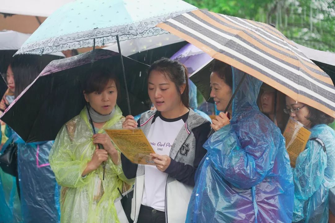 成都文殊院2019年秋季放生活动圆满举行 ，僧俗弟子为新中国成立70周年庆生