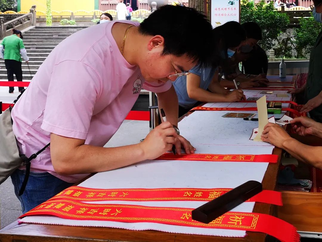 杭州灵隐寺恢复开放 喜迎八方游客 绷紧疫情防控这根弦