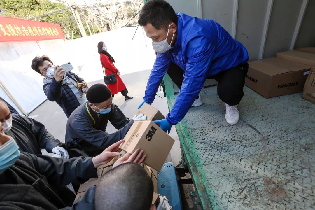 四众一心，大愿同行！上海玉佛禅寺发起联合捐赠，大批抗疫医疗物资已送到一线