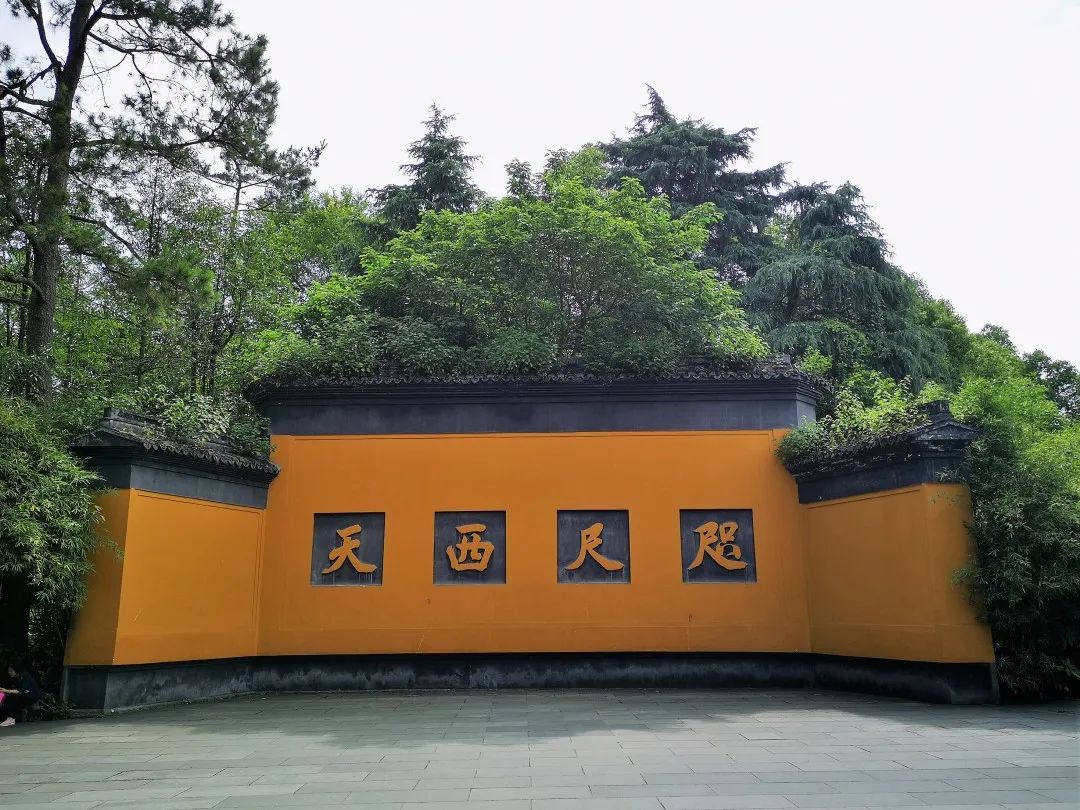 杭州灵隐寺恢复开放 喜迎八方游客 绷紧疫情防控这根弦