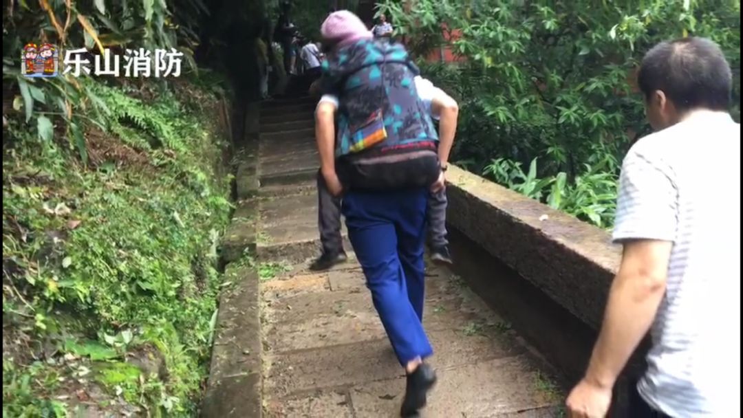 暖心！消防员背86岁老人爬栈道 乐山大佛为何如此吸引人
