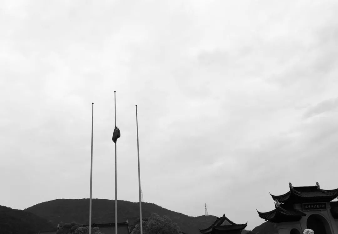 今晨,宁波佛教场所自发响应,降半旗致哀!