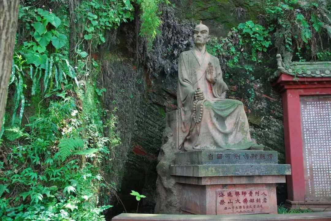 暖心!消防员背86岁老人爬栈道 乐山大佛为何如此吸引人