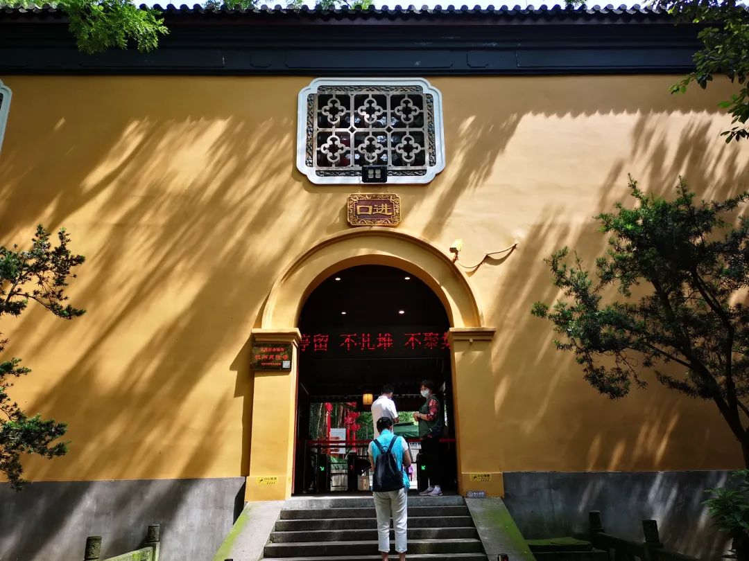 杭州灵隐寺恢复开放 喜迎八方游客 绷紧疫情防控这根弦