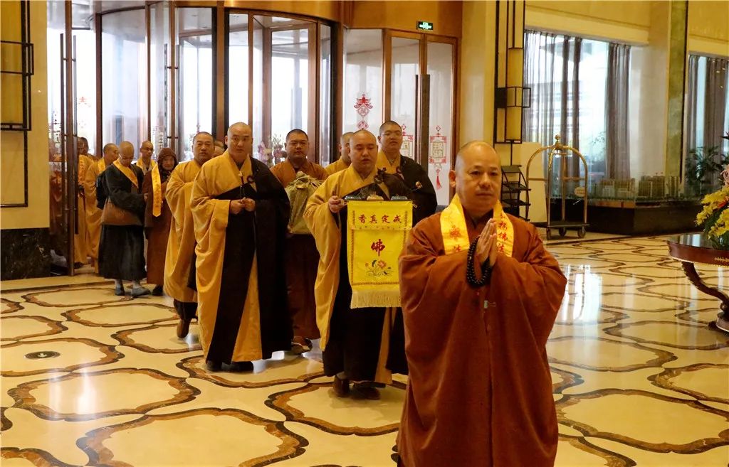 弘法寺隆重举行恭送本焕长老舍利赴湖北黄冈斗方禅寺永久安奉法会