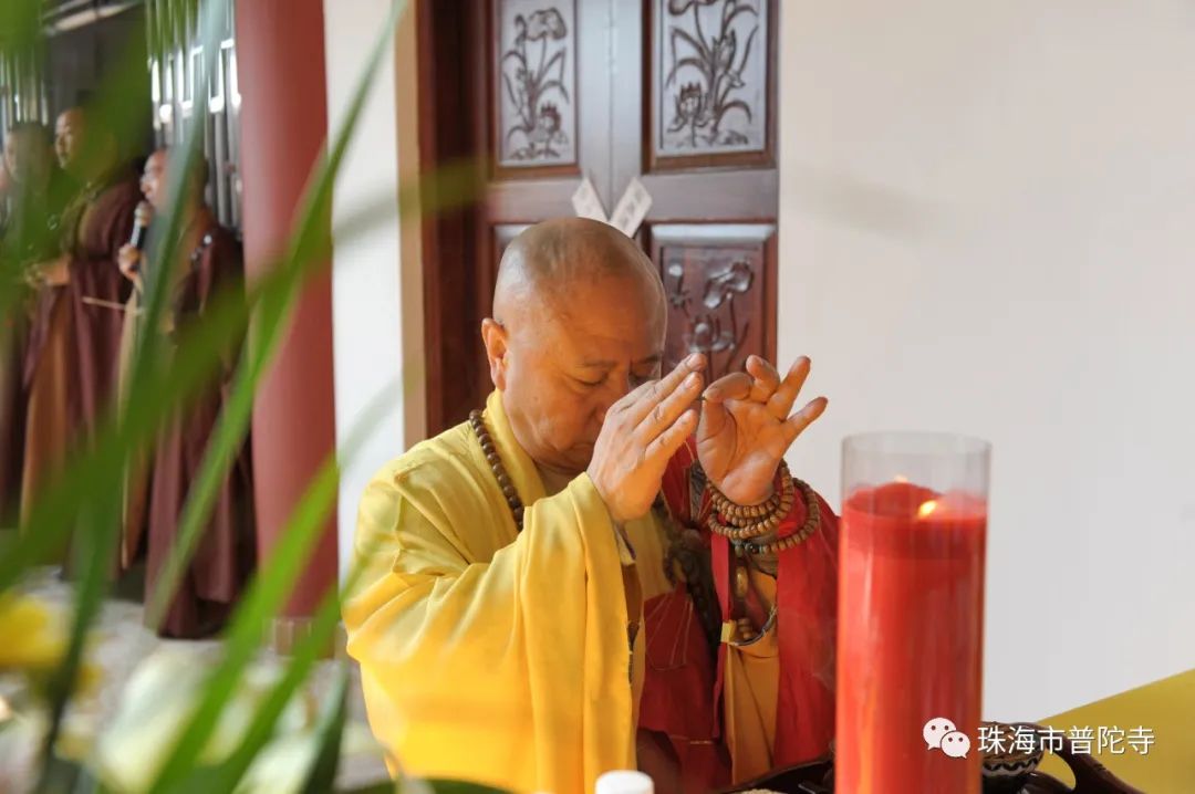 难行能行闭关三年真丈夫 发大愿大悲悯众生利人天