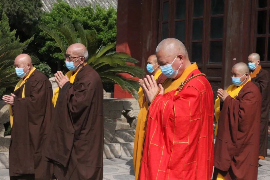 清明祭,大相国寺降半旗志哀,悼念烈士,缅怀同胞。