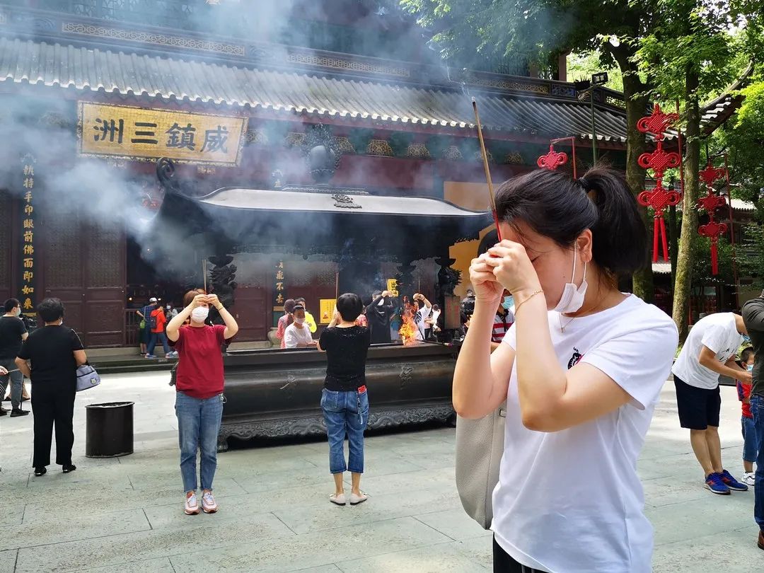 杭州灵隐寺恢复开放 喜迎八方游客 绷紧疫情防控这根弦