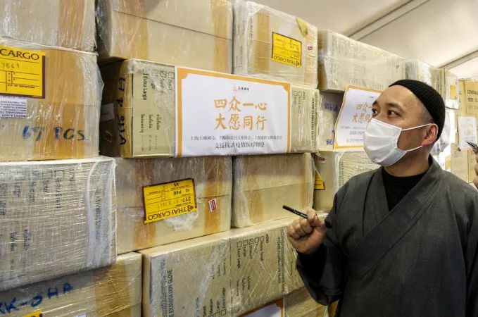四众一心，大愿同行！上海玉佛禅寺发起联合捐赠，大批抗疫医疗物资已送到一线