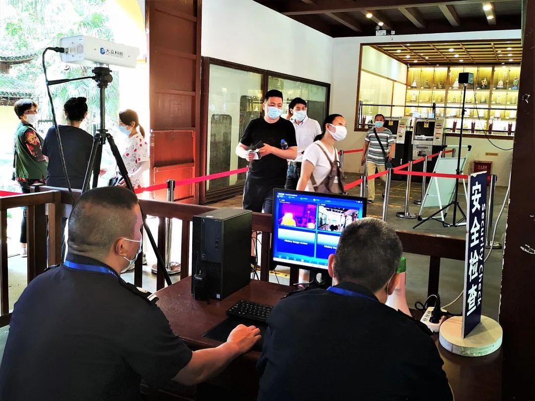 杭州灵隐寺恢复开放 喜迎八方游客 绷紧疫情防控这根弦