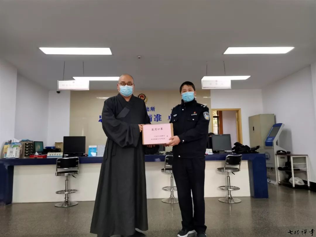 七塔禅寺捐出各类医用口罩8000个