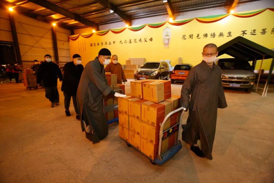 从十方来，到一线去！上海玉佛禅寺从海外筹集的第二批医疗物资凌晨抵沪
