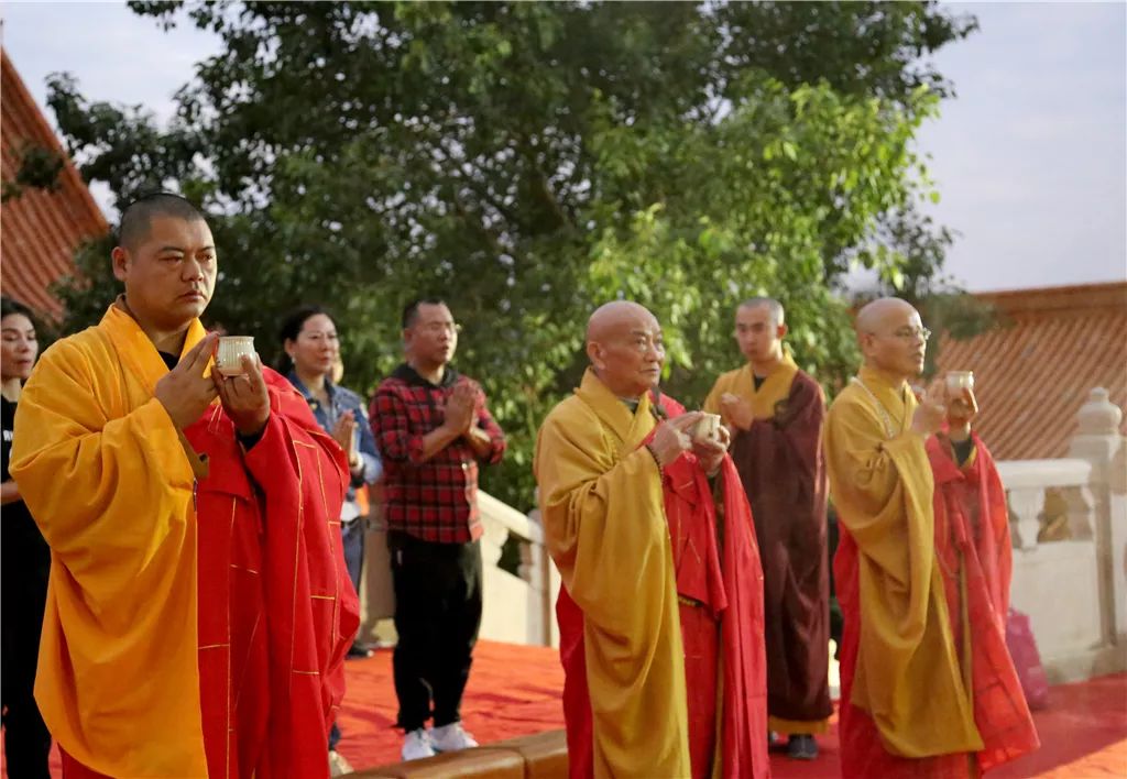 弘法寺隆重举行恭送本焕长老舍利赴湖北黄冈斗方禅寺永久安奉法会
