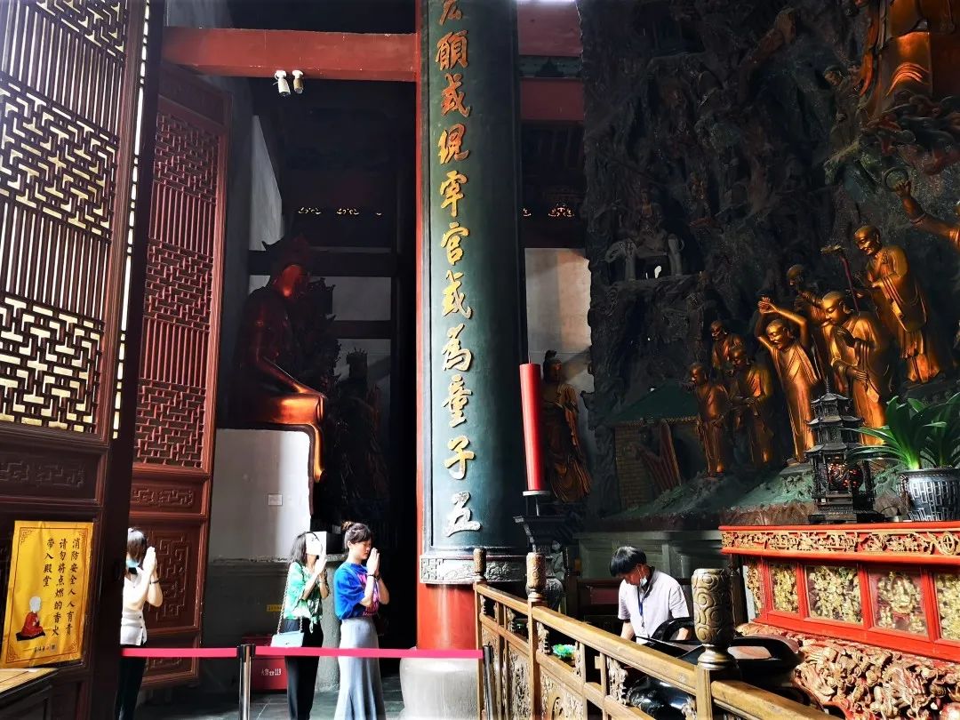 杭州灵隐寺恢复开放 喜迎八方游客 绷紧疫情防控这根弦