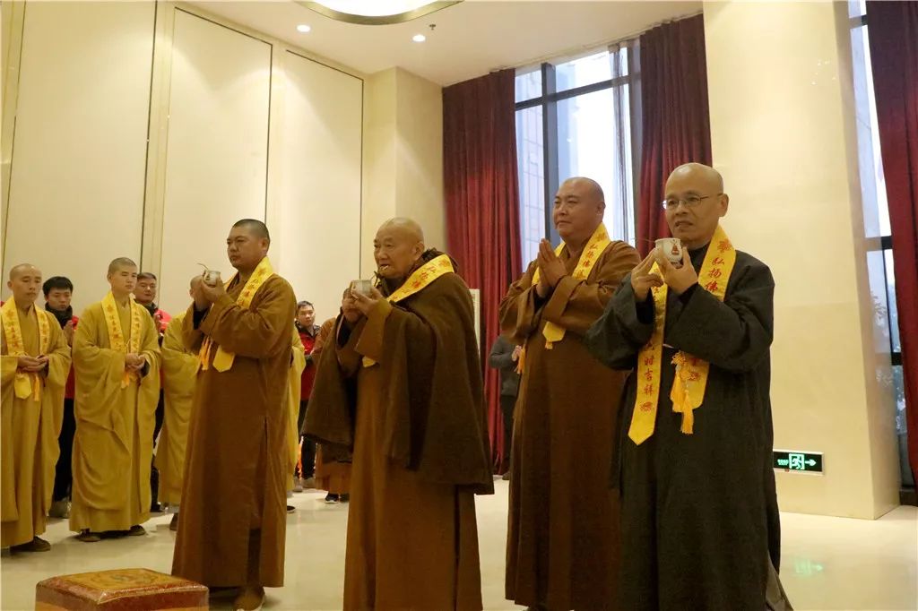 弘法寺隆重举行恭送本焕长老舍利赴湖北黄冈斗方禅寺永久安奉法会
