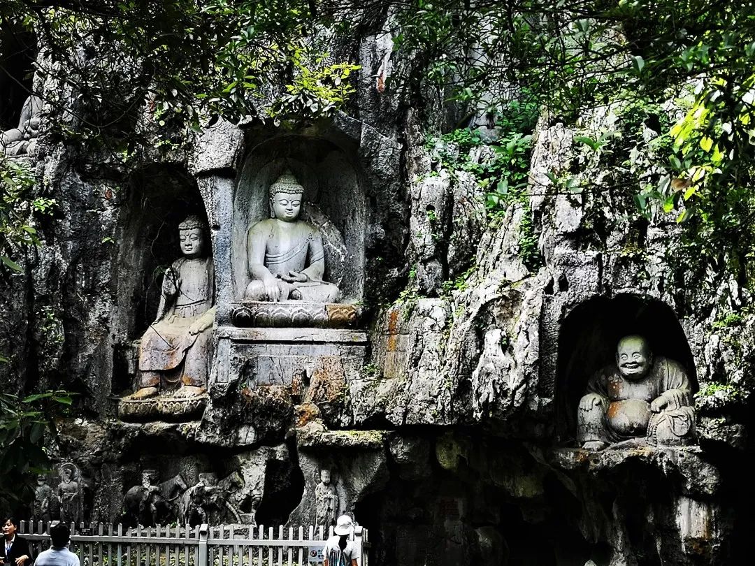 杭州灵隐寺恢复开放 喜迎八方游客 绷紧疫情防控这根弦