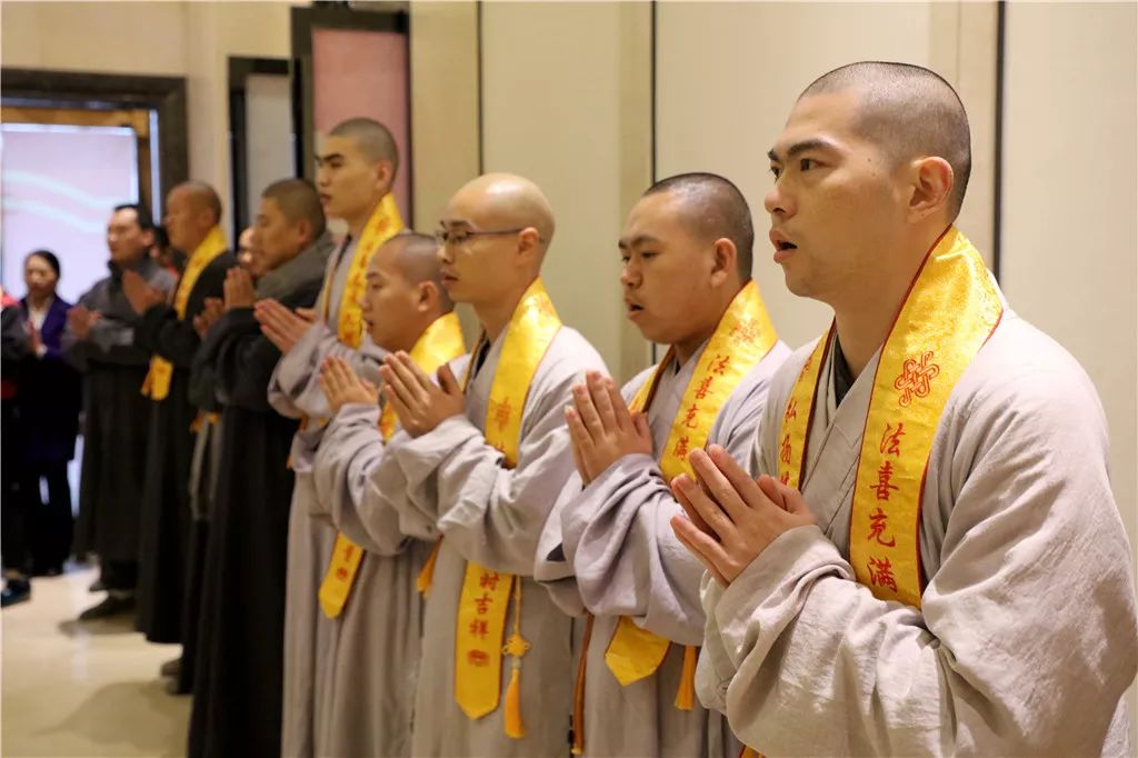 弘法寺隆重举行恭送本焕长老舍利赴湖北黄冈斗方禅寺永久安奉法会